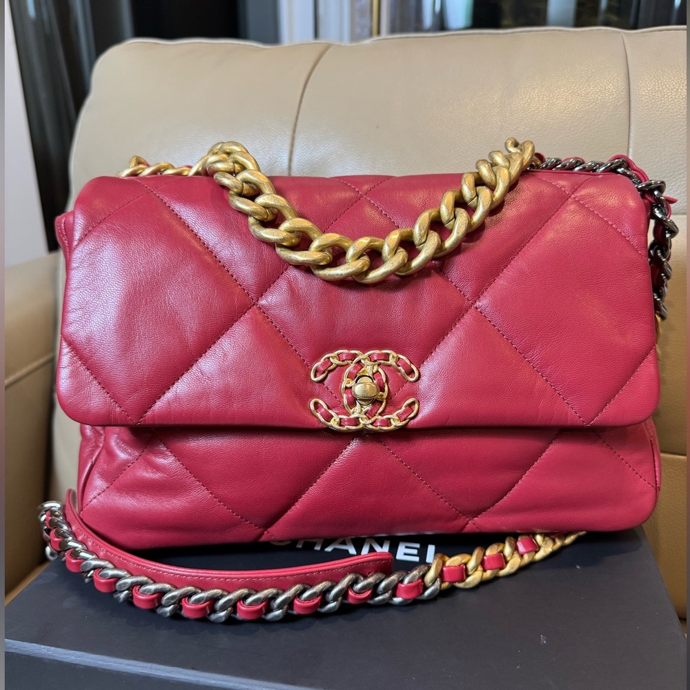 CHANEL 19 Large Quilted handbag